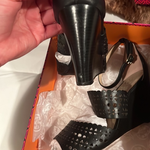 Tory Burch Gladiator 85mm Wedge Heel Perforated Antanado Leather - Picture 7 of 8